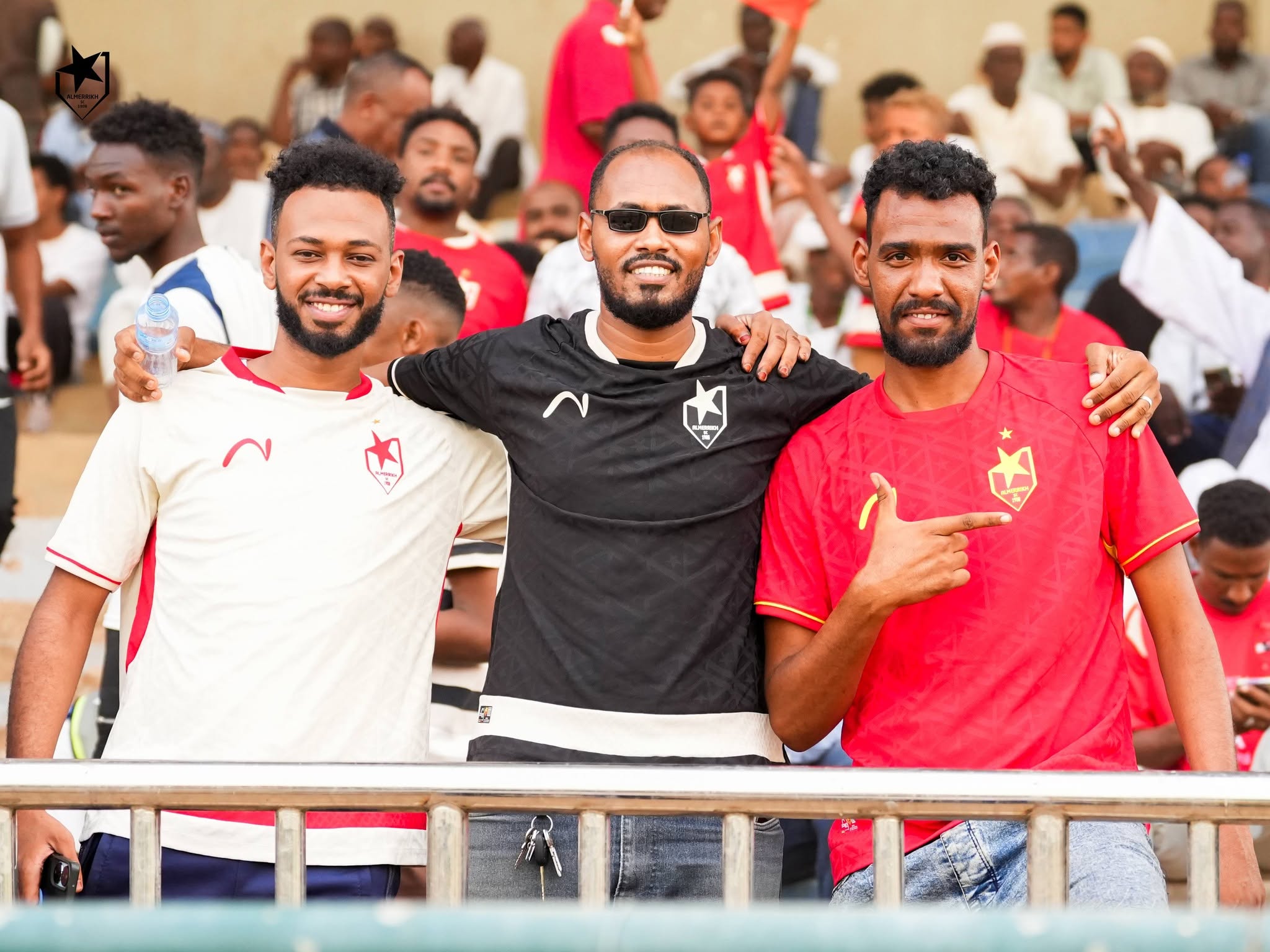 جماهير المريخ السوداني تملأ المدرجات بالأعلام الحمراء والصفراء في مشهد يعكس قوة القاعدة الجماهيرية للنادي وروح الانتماء للشعب المريخي.