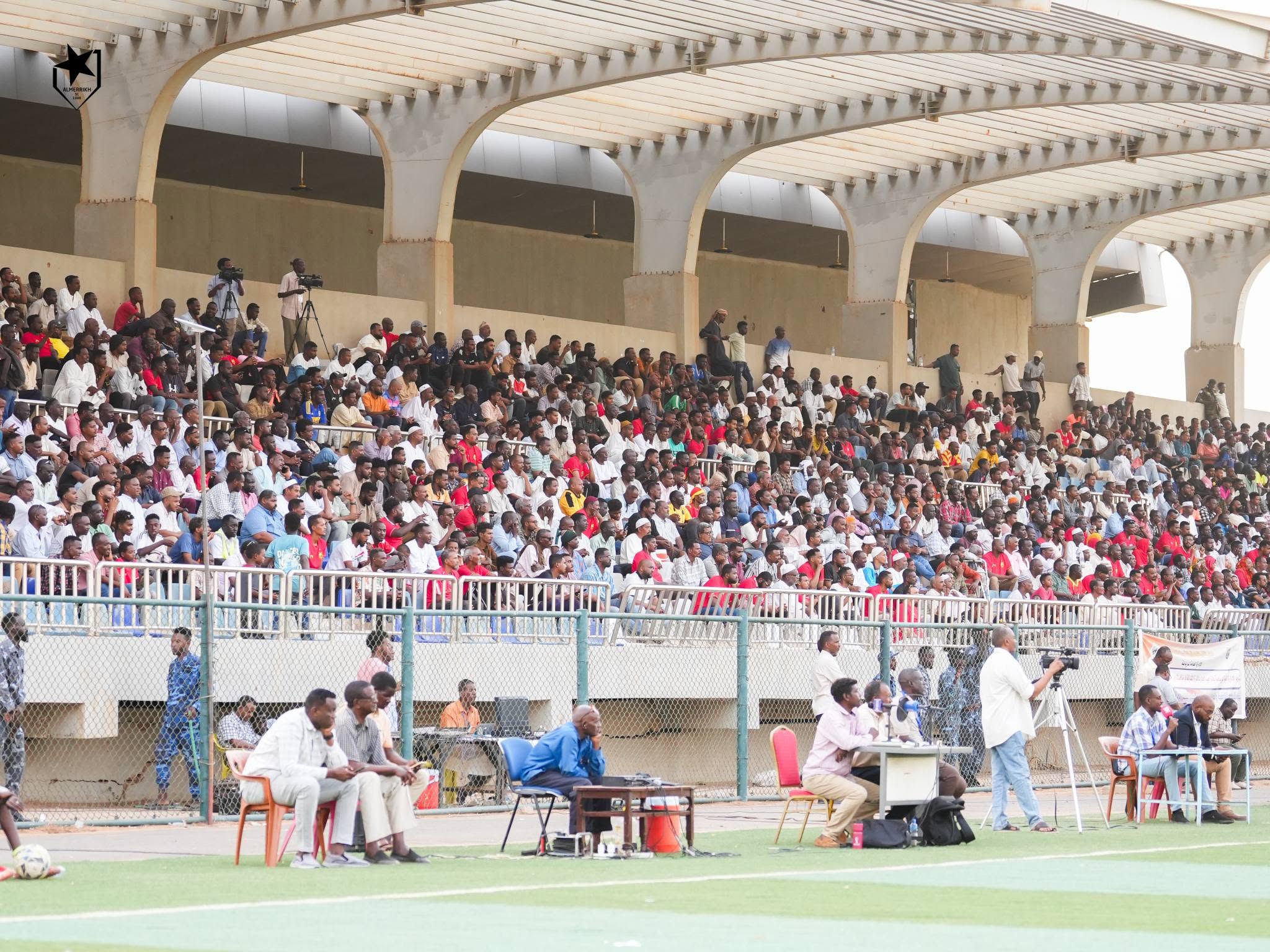 جماهير المريخ السوداني تملأ المدرجات بالأعلام الحمراء والصفراء في مشهد يعكس قوة القاعدة الجماهيرية للنادي وروح الانتماء للشعب المريخي.