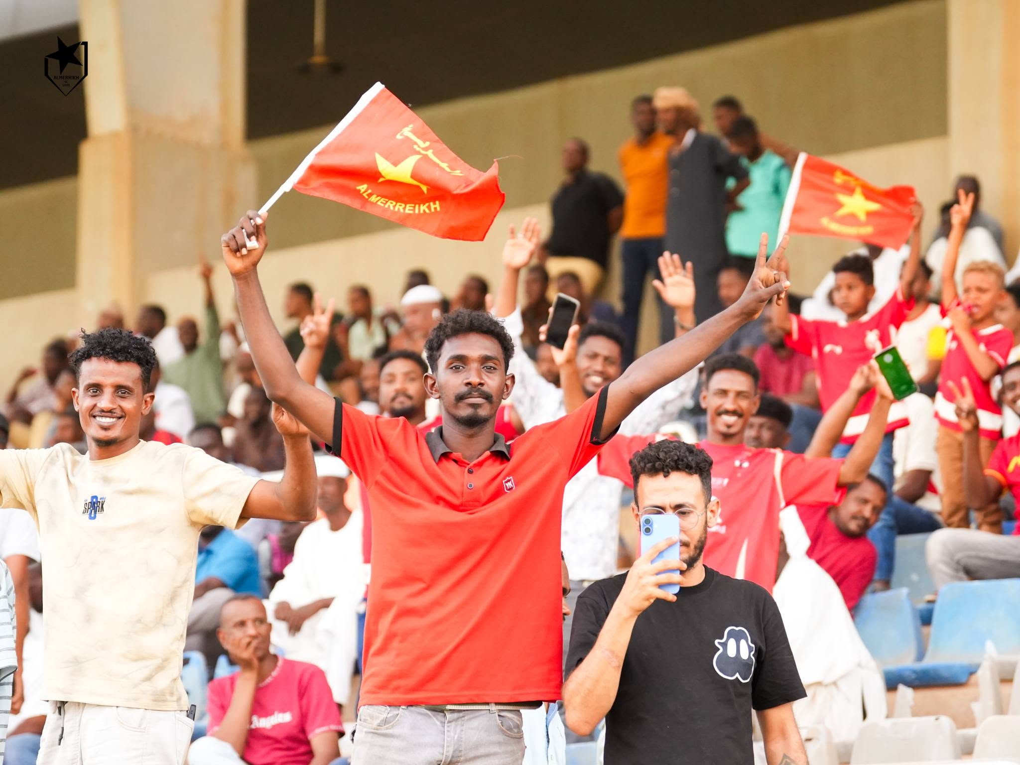 جماهير المريخ السوداني تملأ المدرجات بالأعلام الحمراء والصفراء في مشهد يعكس قوة القاعدة الجماهيرية للنادي وروح الانتماء للشعب المريخي.