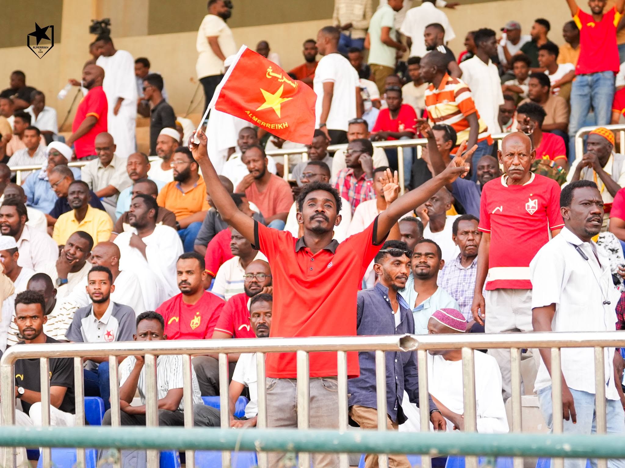 جماهير المريخ السوداني تملأ المدرجات بالأعلام الحمراء والصفراء في مشهد يعكس قوة القاعدة الجماهيرية للنادي وروح الانتماء للشعب المريخي.